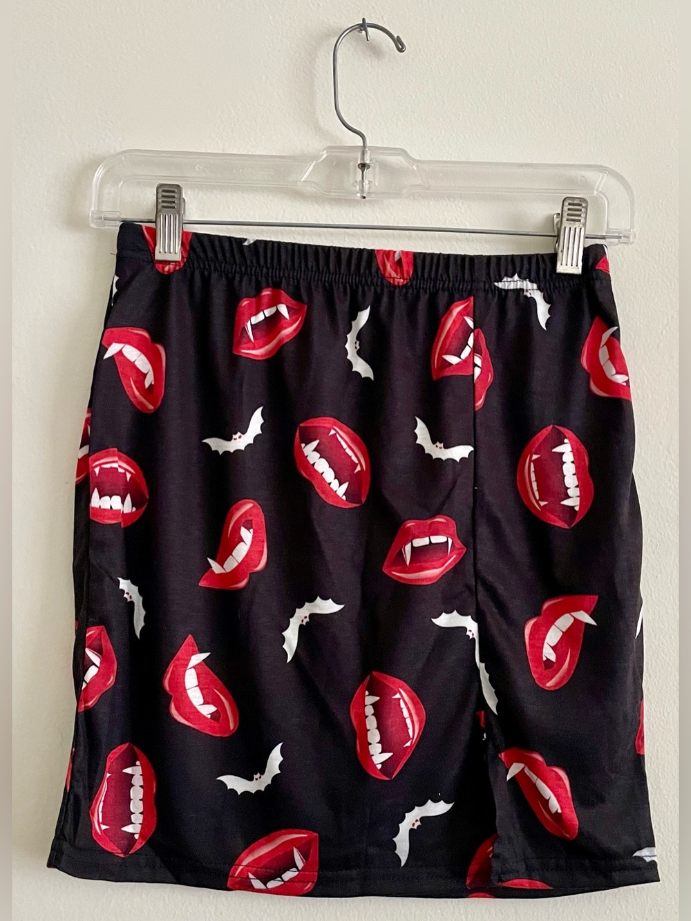 💋 NWT Boohoo Black Mini Skirt with Red Vampire Lips & White Bats 💋